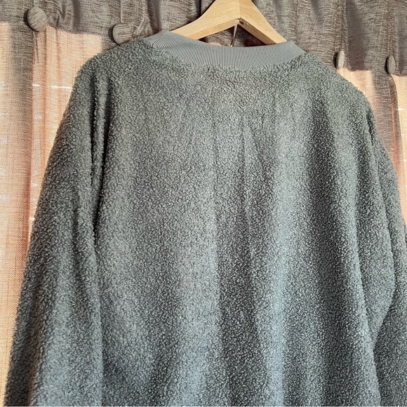 Gray Teddy Crewneck Sweatshirt Size Medium - Picture 10 of 10